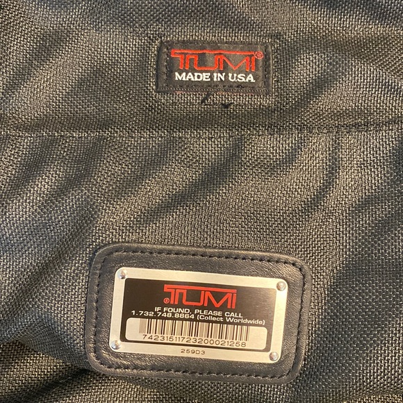 Tumi duffle bag with removable sholder straps. Black.